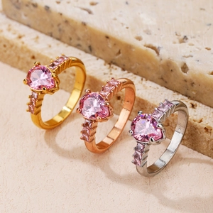 Trois bagues élégantes avec zircon rose en forme de cœur, finitions or et argent