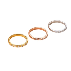 Bagues en acier titane poli en or or rose et argent avec incrustation de zircones