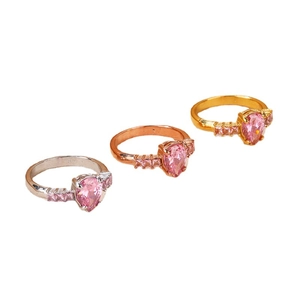 Trois bagues élégantes en or rose et argent avec pierres roses en poire et diamants