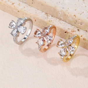Tre eleganti anelli a fiore in cristallo in argento, oro e oro rosa da donna