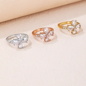 Anelli eleganti a forma di quadrifoglio con cristalli a goccia in argento, oro rosa e oro