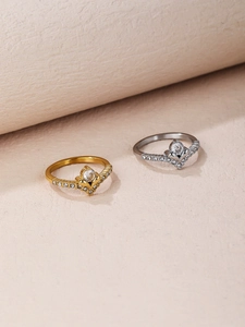 Detailopname van elegante hartringen in goud en zilver met sprankelende zirkoon inlay