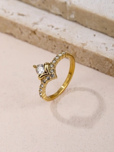 Detailopname van een vintage gouden hartring met sprankelende zirkonia-steentjes ingelegd