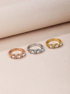 Ensemble de trois bagues minimalistes en or rose, argent et or avec trois zircons incrustés