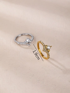 Detailweergave van gouden en zilveren kroonringen met diamant en afmeting van 1,9 cm