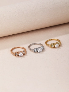Detailansicht polierter Zirkonia Ringe in Roségold, Silber und Gold mit Herzmotiven