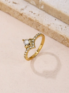 Detailaufnahme eines Vintage Gold-Kronenrings mit funkelnden weißen Zirkonia-Steinen
