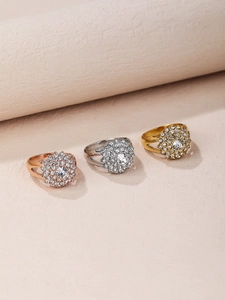 Dettaglio di un set di tre anelli in acciaio al titanio placcati oro 18K con zircone bianco