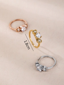 Detail von hochglanzpolierten Ringen in Gold und Silber mit Zirkon und Herz-Akzenten