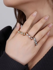 Gros plan de bagues minimalistes en or, argent et or rose serties de zircones cubiques