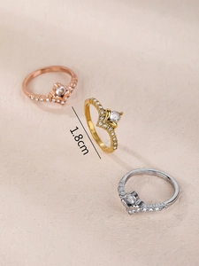 Nahaufnahme von drei Kronenringen in Gold, Silber und Roségold mit 1,8 cm Durchmesser