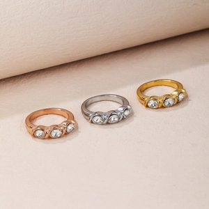 Trois bagues minimalistes en or rose, argent et or avec des zircons cubiques brillants