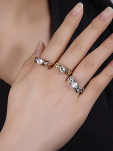 Nahaufnahme von drei Herzringen in Roségold, Gold und Silber mit Zirkoniasteinen