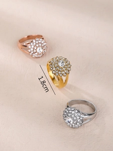 Dettaglio di anelli da 1,8 cm in oro rosa, oro e argento con grappoli di zirconi cubici