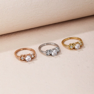 Detailansicht des dreiteiligen Zirkonia-Ring-Sets in Gold, Silber und Roségold mit Herzakzenten