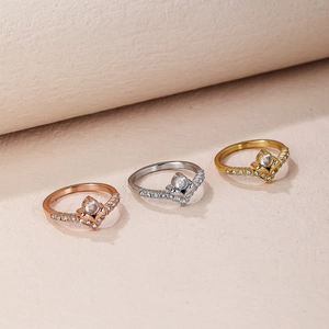 Detailansicht von V-förmigen Kronenringen in Roségold, Silber und Gold mit Zirkonia