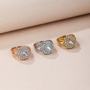 Dettaglio degli anelli a forma di fiore in acciaio inossidabile 18K con zirconi