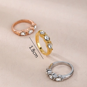 Ensemble de trois bagues minimalistes en or, or rose et argent avec zircons étincelants