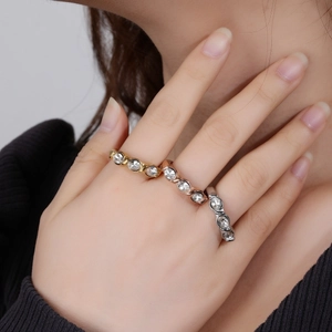 Ensemble de trois bagues torsadées en or, or rose et argent avec zircons brillants