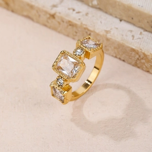 Anello vintage placcato oro con zirconi quadrati e dettagli del bordo milgrain