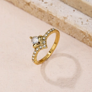 Vintage goldener Kronenring mit funkelnden Zirkonen und einem großen zentralen Hauptstein