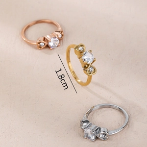 Drei elegante Zirkonia-Ringe in Roségold, Gold und Silber mit herzförmigen Hohlendetails