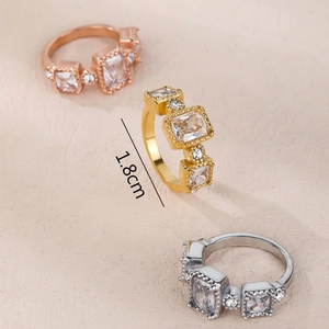 Set di tre anelli in oro, argento e oro rosa con cristalli quadrati e diametro di 1,8 cm