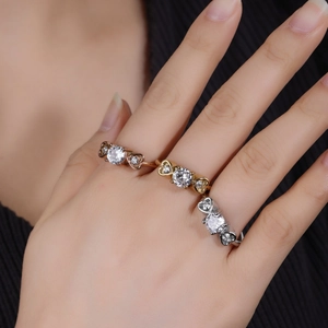 Zirkonia-Ring-Set in Roségold, Gold und Silber an der Hand eines Modells