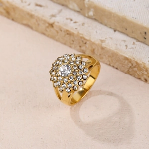 Anello in acciaio al titanio placcato oro 18K con grappolo di zirconi bianchi a fiori