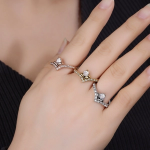 Retro V-förmige Kronenringe in Gold und Silber mit funkelnden Zirkonia-Steinen