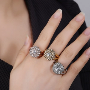 Anelli in acciaio inossidabile 18K con grande cluster di zirconi tondi, set in tre colori