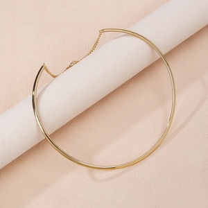 Collana girocollo rigida dorata minimalista con catena regolabile e chiusura a moschettone