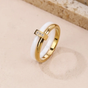 Chic ceramic and gold-plated stainless steel ring featuring sparkling zircon accents