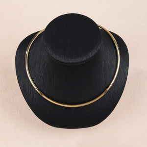 Collana girocollo punk in oro minimalista con finitura lucida per un look alla moda