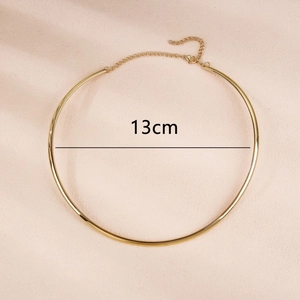 Collana girocollo minimalista in metallo dorato con diametro di 13cm e chiusura regolabile