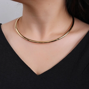 Collana girocollo minimalista in oro lucido con un elegante design a tubo metallico da donna