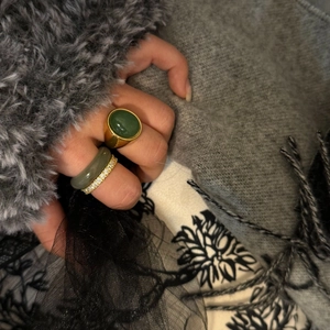 Anello in acciaio dorato con agata verde ovale e set di fedi con diamanti