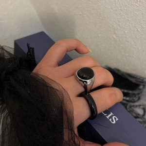 Anello stile gotico in argento con agata nera e maniche in pizzo nero su modella