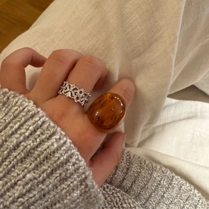 Vintage-Bernstein-Resinring kombiniert mit einem silbernen Ring im Spitzenmuster