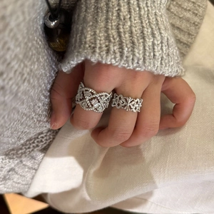 Detail von Vintage-Spitzenringen in Silber mit Hohlmustern und Zirkon-Kristallen