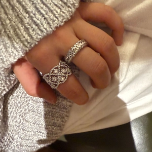 Details von Silbernen Zirkonia Ring Set und Webstruktur Ring an Hand mit Strick