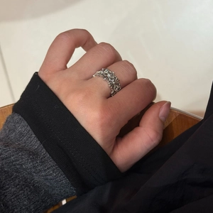Nahaufnahme von silbernem Vintage-Ring mit hohlem Kreuzdesign und gotischem Muster