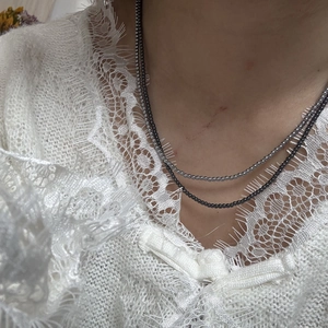 Minimalistische dubbellaagse metalen kralenketting in zilver en gunmetal finish