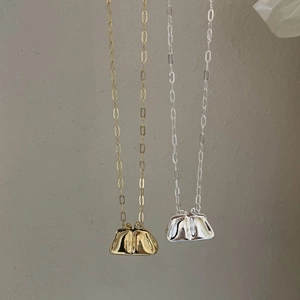 Detalle de los colgantes mini bolso en oro y plata con cadenas de clip de papel