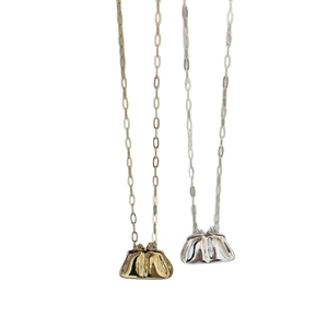Collar largo minimalista para jersey con colgantes de mini bolsos en oro y plata