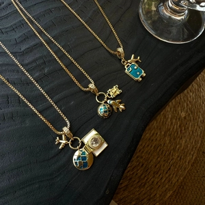 Titanium stalen ketting met goudkleurige vliegtuig en blauwe wereldbol hangers set
