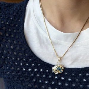 Titanium stalen ketting met wereldbol en vliegtuig hangers gedragen door een model