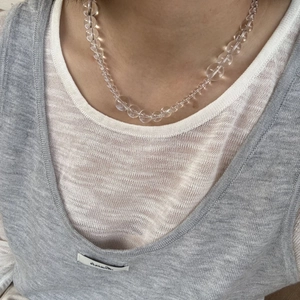 Detail van transparante kristallen kralenketting met kralen in aflopende grootte