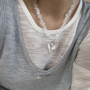 Detailopname van transparante harthanger ketting met onregelmatige kristallen kralen