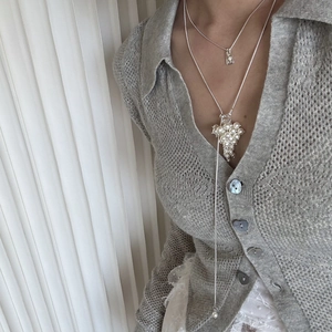 Double-layer silver necklace with square tag and elegant pearl grape cluster pendant